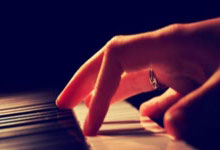 日媒：日本队今日进行赛前一日踩场训练，三笘薰和长友佑都缺席.